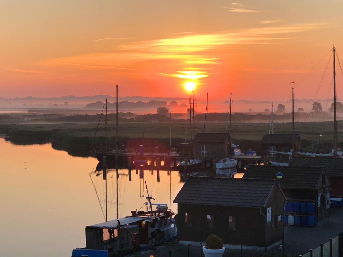 Moenchgut Living & Spa Gager Eksteriør billede Sunset over the harbour